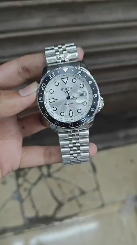 Seiko-5-Sports-Silver-Dial-Black-Bezel-Magnified-Date-Window-First-Copy